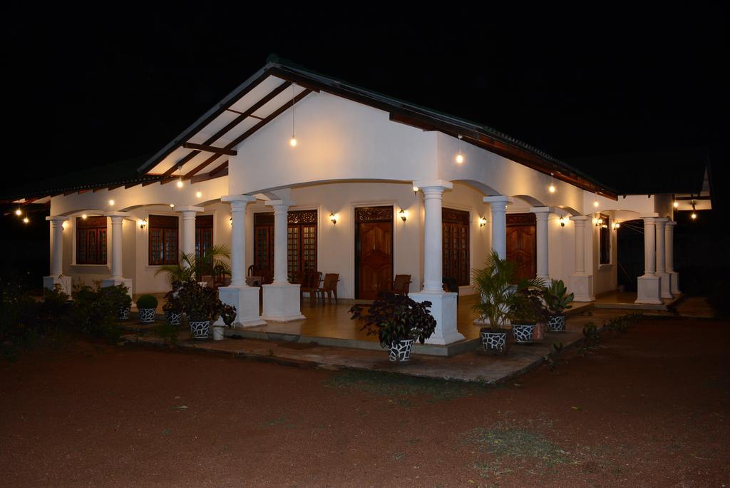 First House Mihintale Hotel Bagian luar foto
